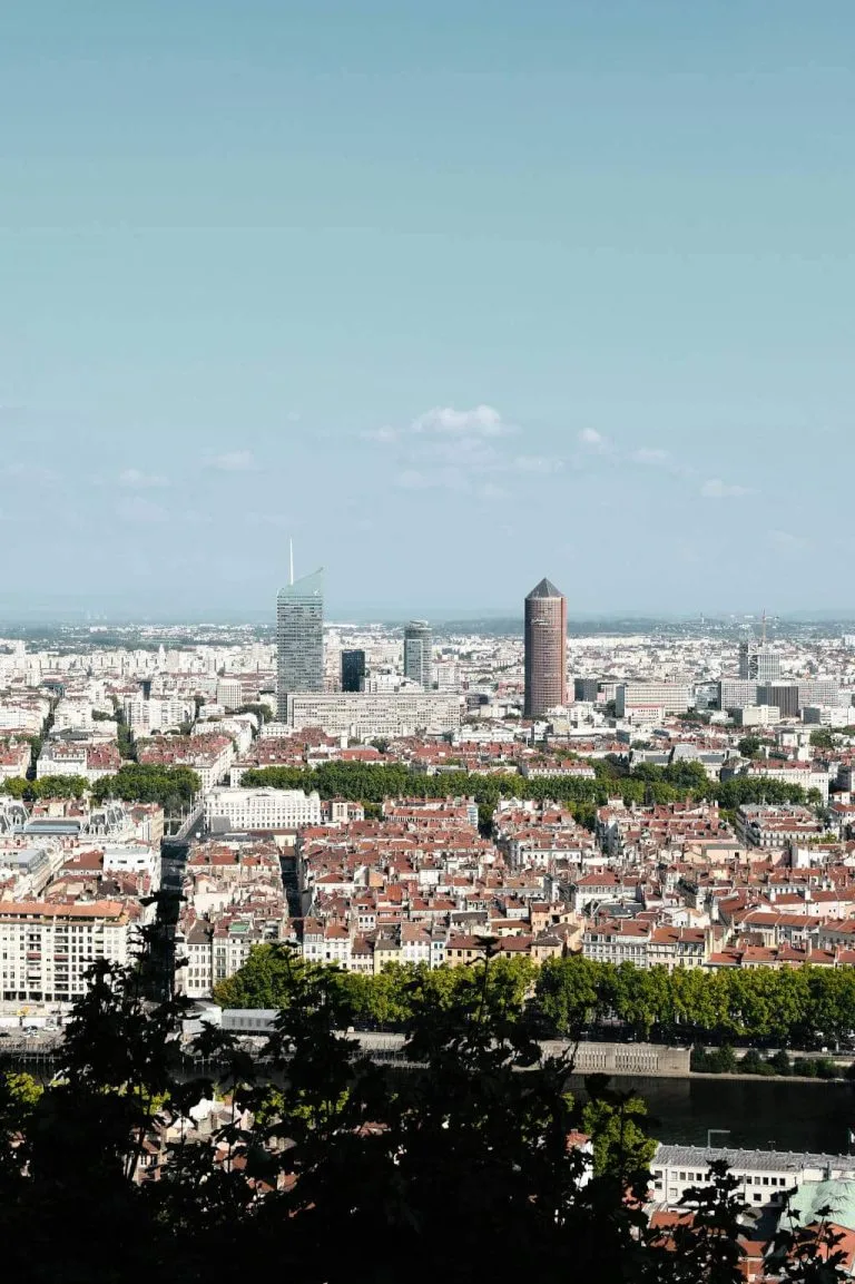 découvrez lyon, une magnifique ville française riche en histoire, culture et gastronomie. explorez ses quartiers vibrants, ses monuments emblématiques et savourez la délicieuse cuisine lyonnaise. que vous soyez amateur d'art, de nature ou de gastronomie, lyon a quelque chose à offrir pour tout le monde.